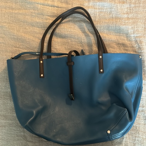 Tiffany and Co teal blue tote with accompanying zippered pouch - Picture 2 of 5